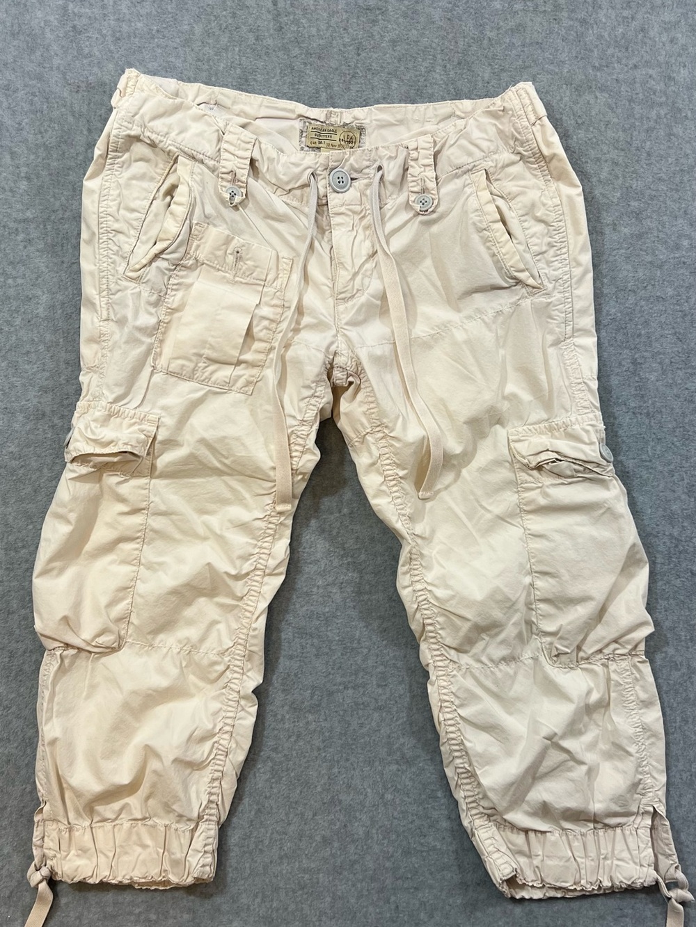2000’s Y2K American Eagle Outfitters Cargo Capri Pants